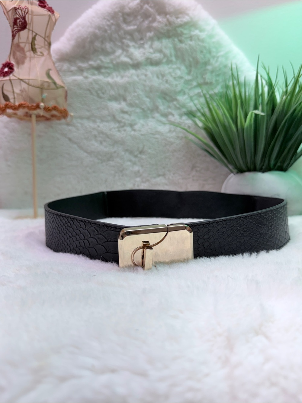 Twist Gold Buckle Ladies Black Stretchable Fitted Waist Crocodile Print Belt 🐊 - Picture 1 of 5